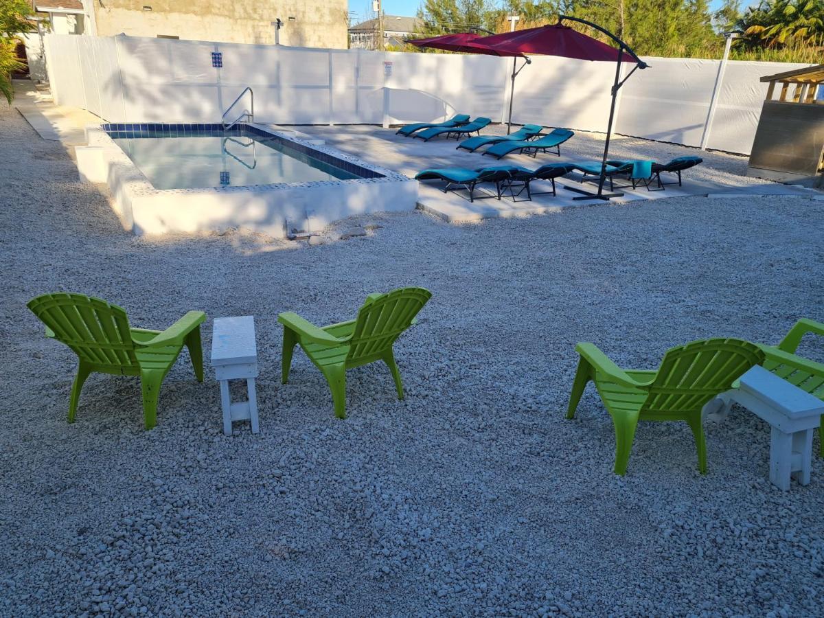 Bell At The Airport Suites - Adults Only Νασάου Εξωτερικό φωτογραφία